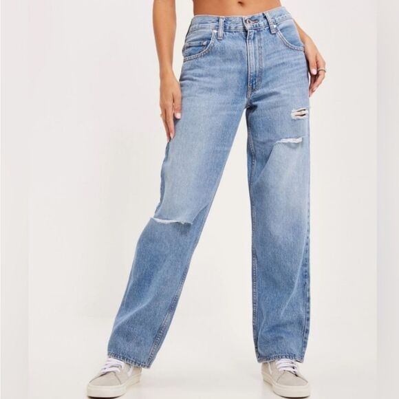 Levi's Silver Tab '94 Baggy Distressed Jeans Size 29 High Rise Wide Leg Thrashed - Picture 1 of 14